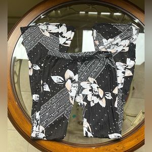 🪷O’NEILL🪷 - Pink and Black - Floral Flared Leggings - Size M